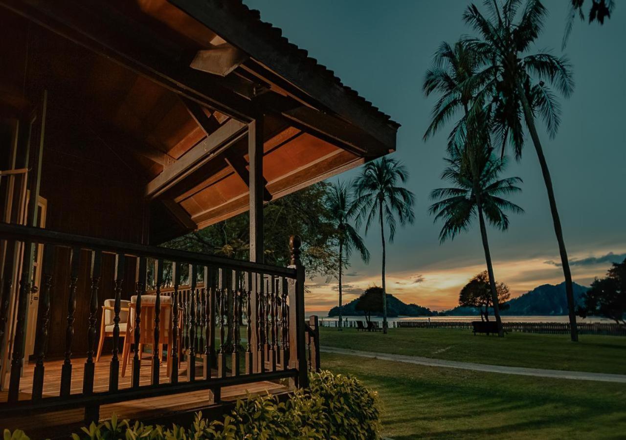 Pelangi Beach Resort & Spa, Langkawi Екстериор снимка Sunset at the resort