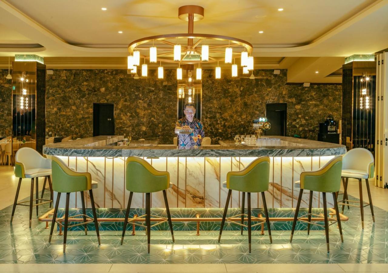 Pelangi Beach Resort & Spa, Langkawi Екстериор снимка The bar at the lobby