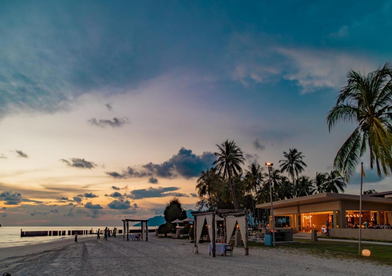 Pelangi Beach Resort & Spa, Langkawi Екстериор снимка Sunset at the beach
