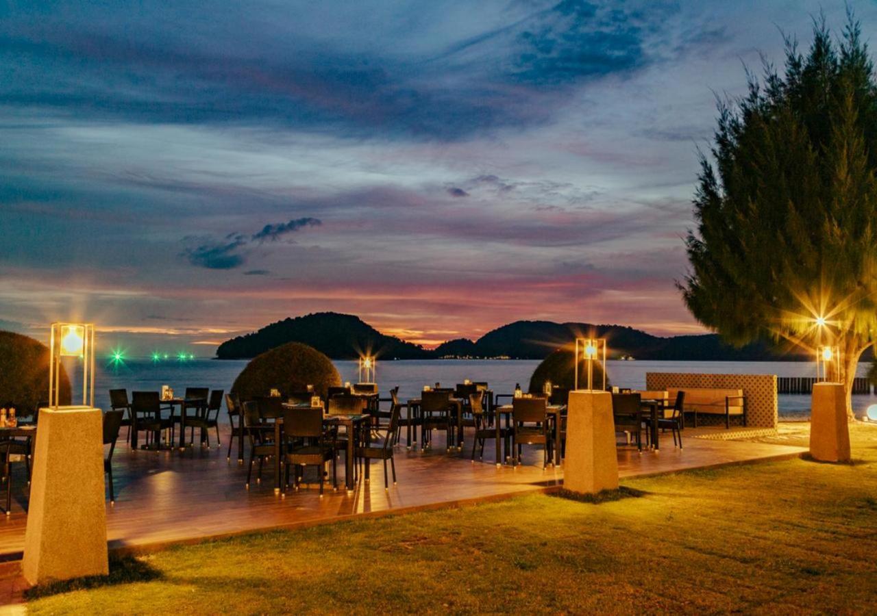 Pelangi Beach Resort & Spa, Langkawi Екстериор снимка Sunset at the beach