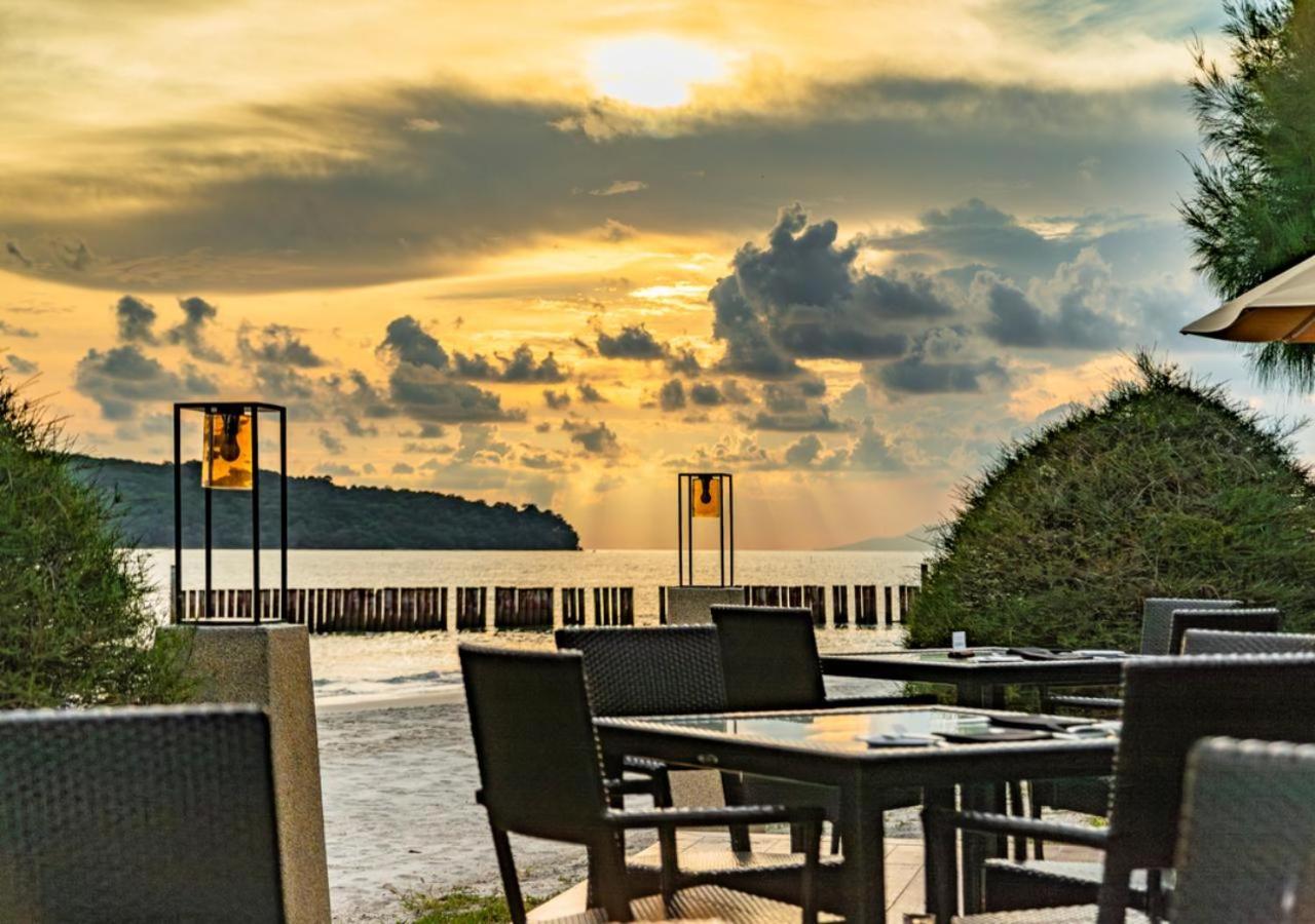 Pelangi Beach Resort & Spa, Langkawi Екстериор снимка Sunset at the beach