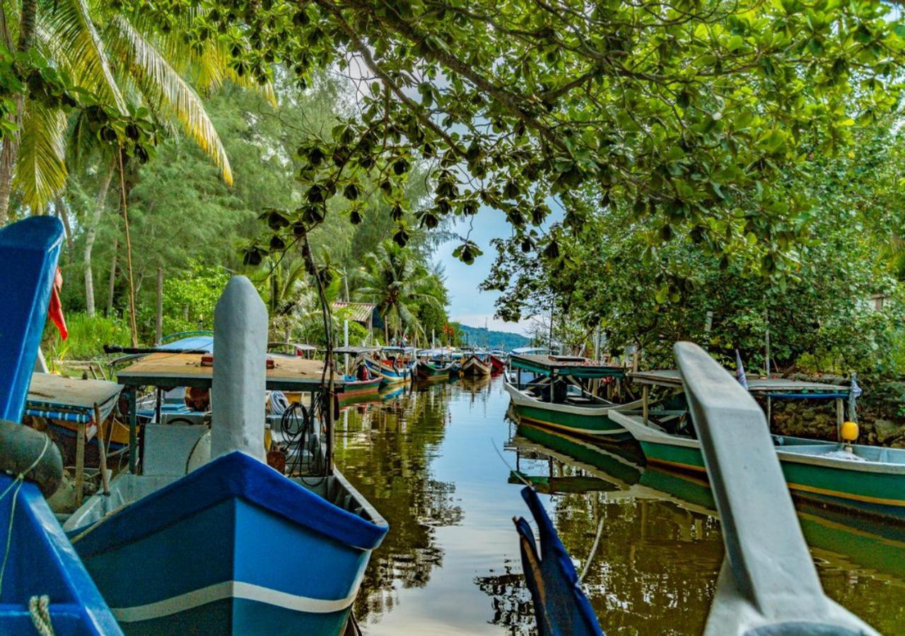 Pelangi Beach Resort & Spa, Langkawi Екстериор снимка Boats at the jetty