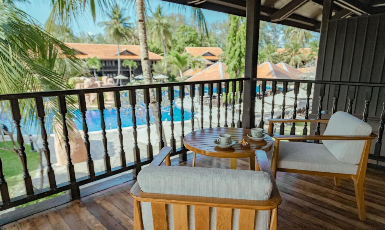 Pelangi Beach Resort & Spa, Langkawi Екстериор снимка A view of the pool from a suite